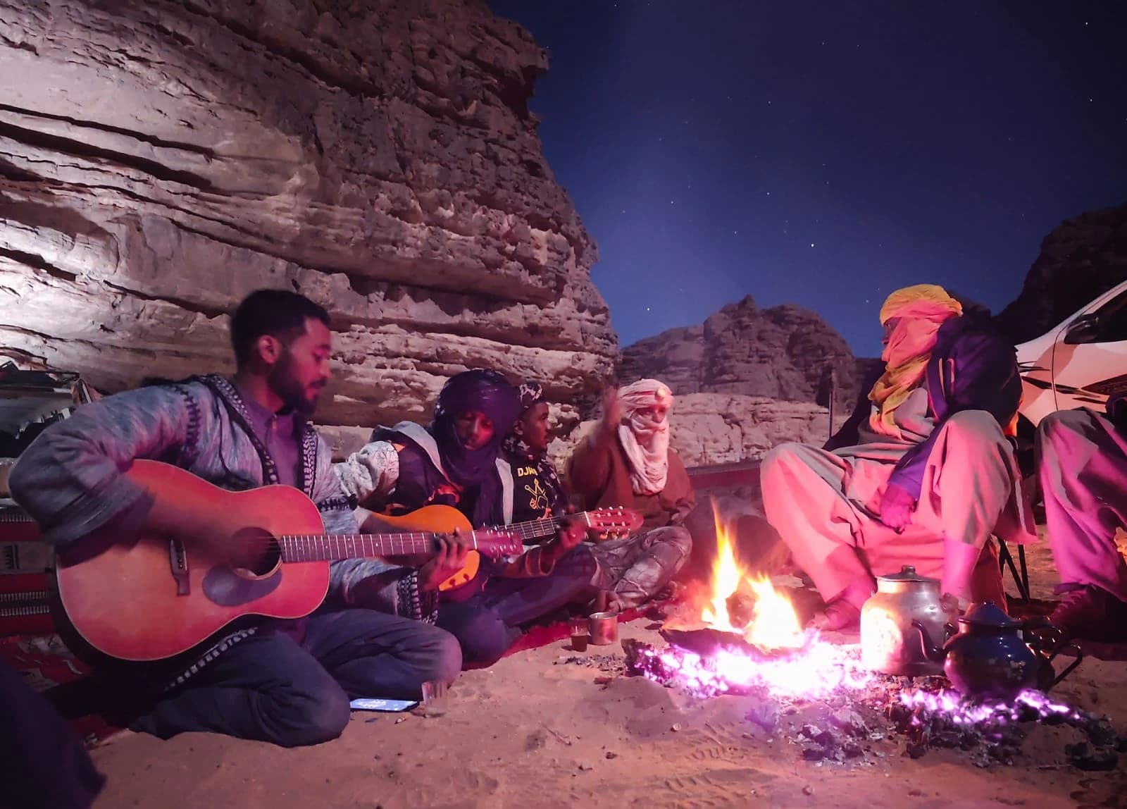 Moment de musique au bivouac