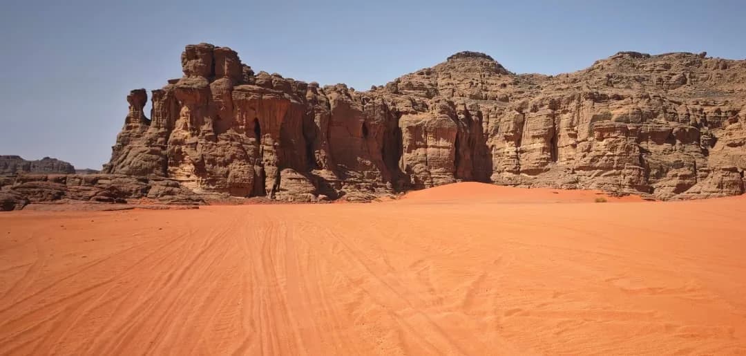 Paysage rocheux et sable autour de Djanet
