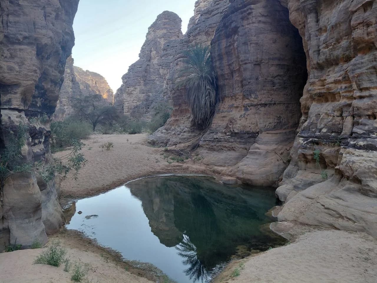Guelta entre les parois rocheuses